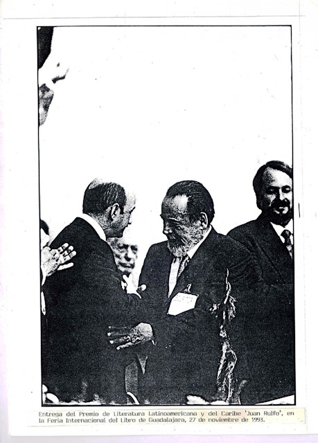 Foto de Entrega del Premio de Literatura Latinoamericano y del Caribe,  Juan Rulfo  en la Feria Internacional del Libro de Guadalajara, 27 de noviembre de 1983.